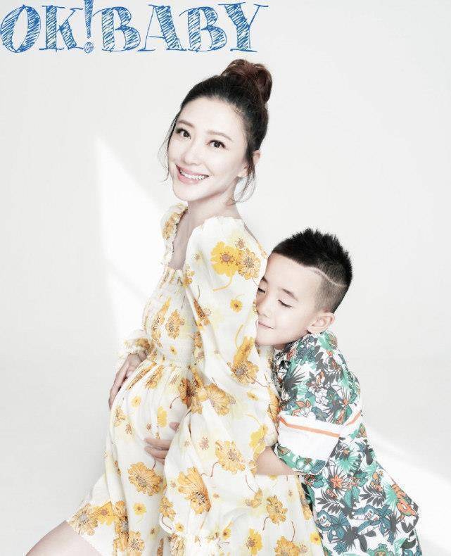 应采儿晒陈小春父子三人合照,二儿子小手小腿胖嘟嘟超想摸,应采儿意外