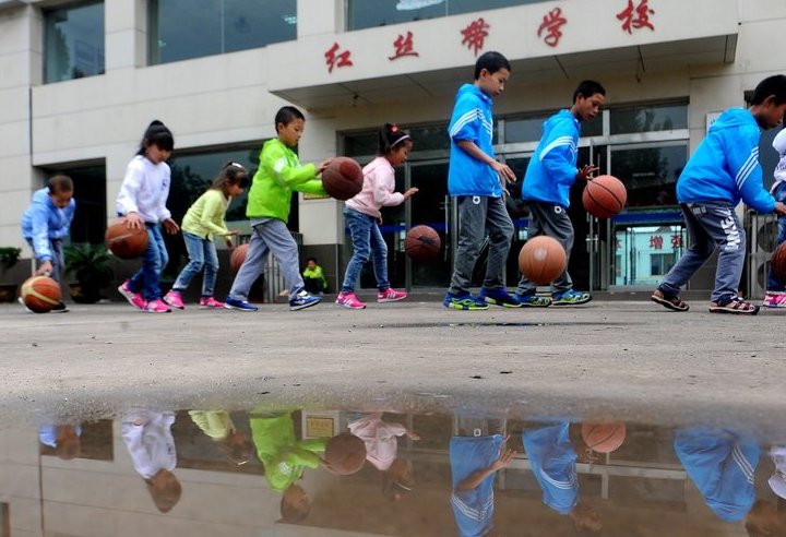 2016年11月9号,北京市第三聋哑学校的多功能教室内上了一节特殊的课程