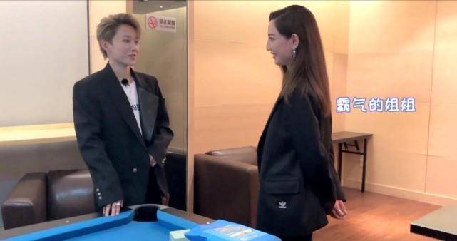 郑希怡刘雨昕终于见面,霸气姐姐追起星来也紧张,准备小礼物超用心