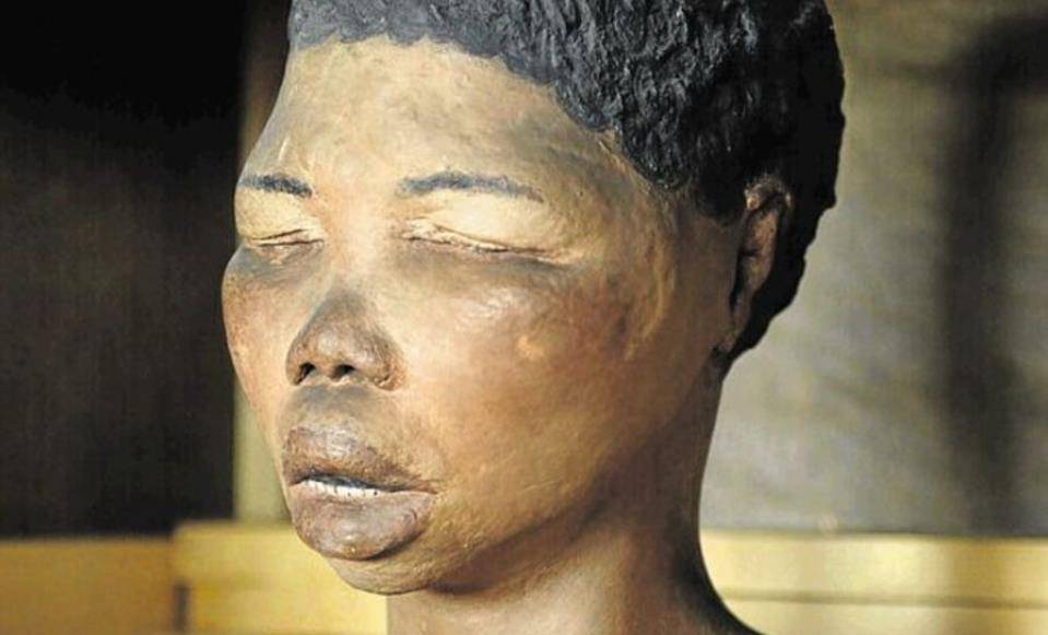 南非少女巴特曼因巨臀被卖欧洲,赤身表演卖弄,成为富豪玩乐对象_小曼