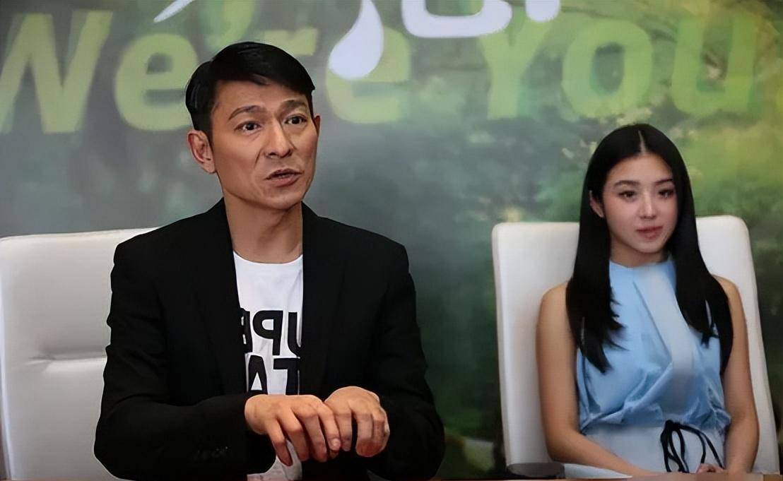 面对这个长相甜美的姑娘,刘德华很是欣赏,还认张含韵做干女儿,给了她