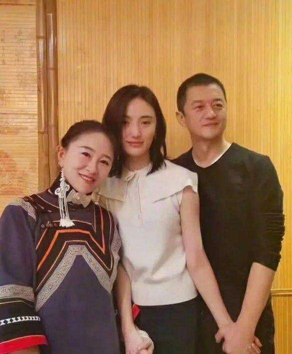 现在李亚鹏有了新女友,很多人都很好奇女儿李嫣的态度.