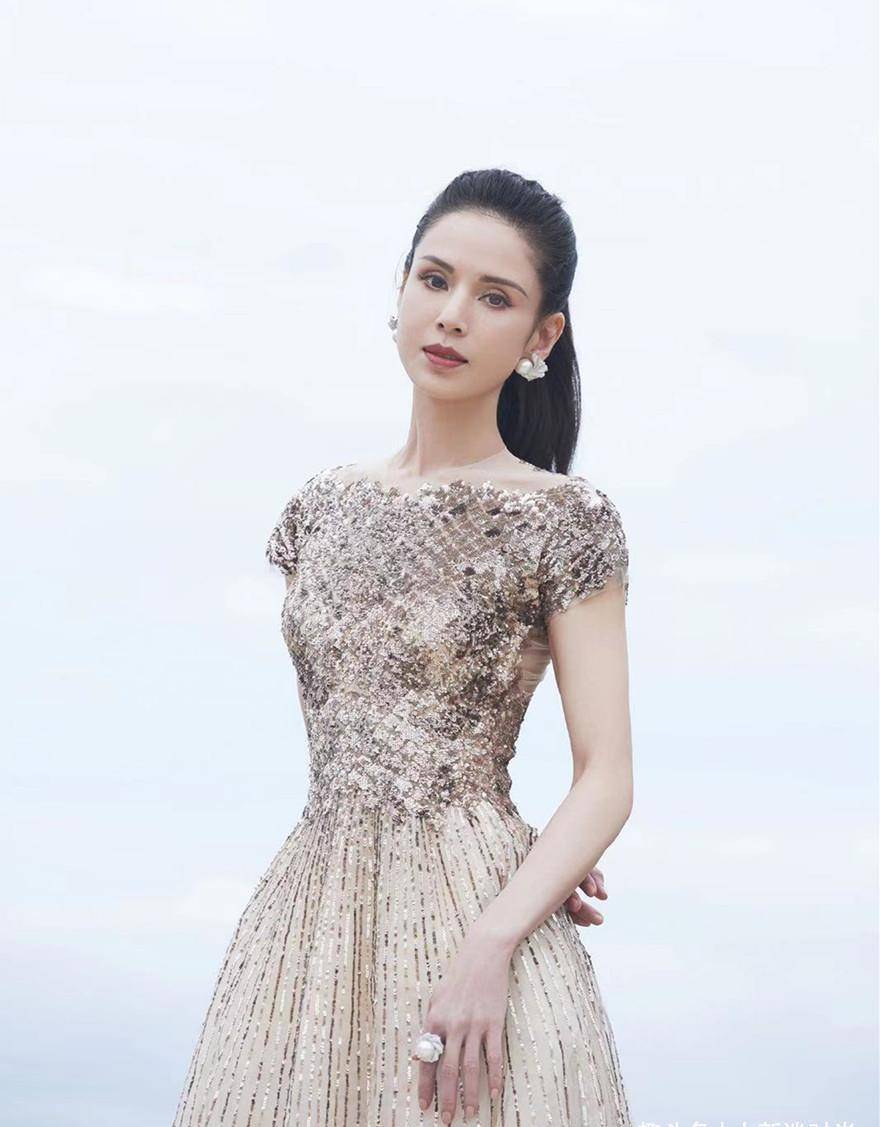 真是服了李若彤,大胆试穿17岁同款校服,54岁活成了少女_连衣裙_感觉