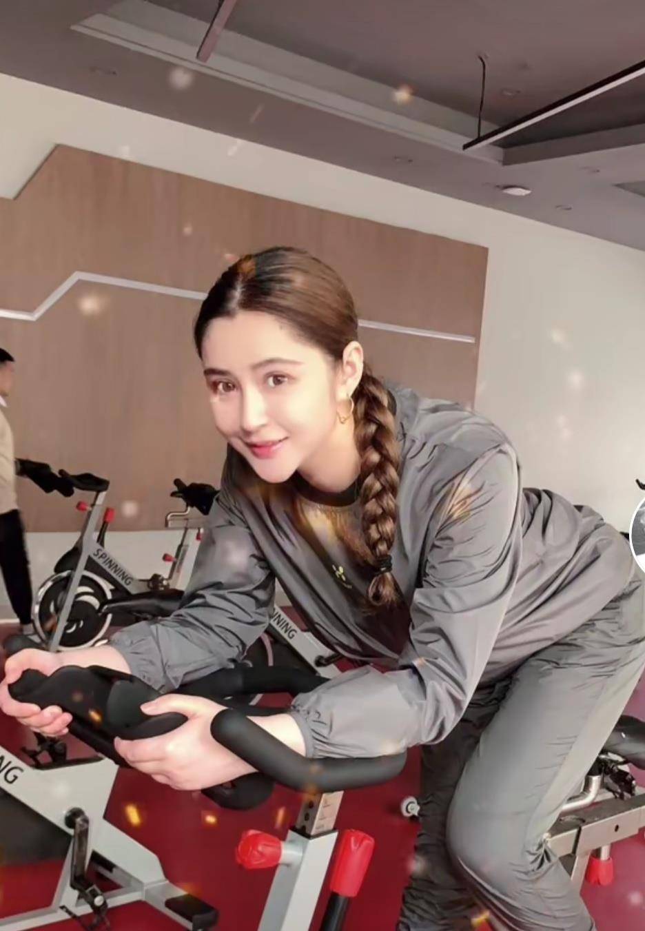 还记得因长胖40斤上热搜的李心艾吗?入营漂亮2两个月,如今瘦到不敢认_