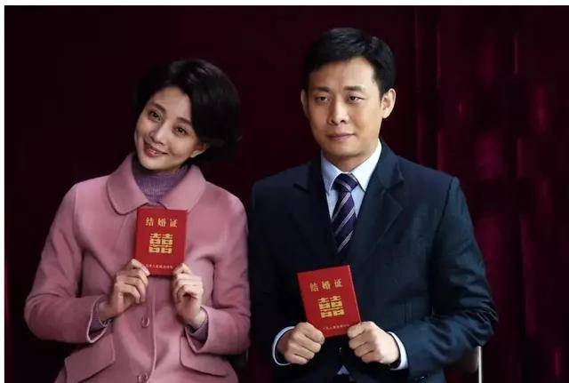 张译殷桃酒店前热情拥抱,女方长发披肩身材好,张译女子疑似露面_合作