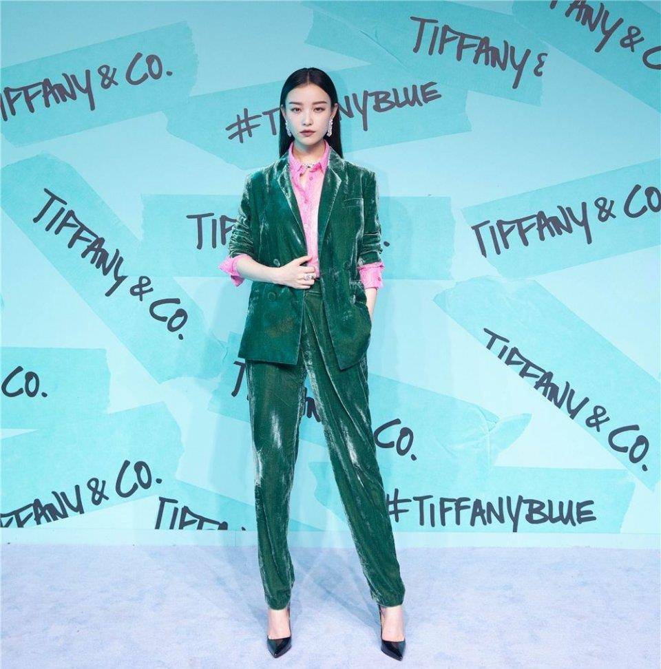 丝绒裙的魅力,只有女生才懂,鞠婧祎张小斐穿上变"人间富贵花"_时尚