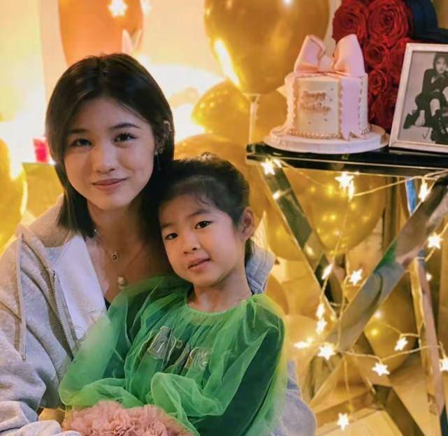 章子怡记录女儿双板滑雪,换上新战衣后模样超帅气,最后玩累到坐着打瞌