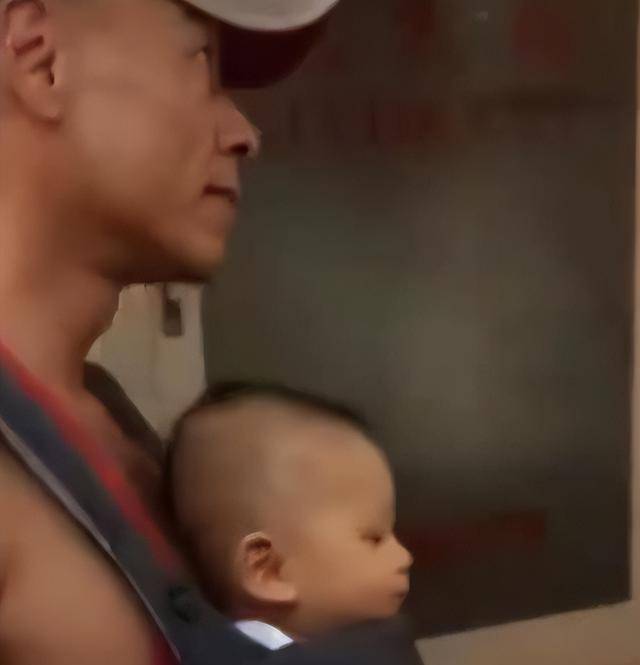 2018年,王挺的妻子为他生下了一个可爱的女儿,让46岁的他当上了父亲.