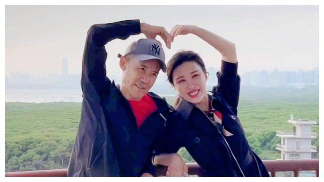 王石携妻女游泰国四面佛,3岁女儿同行,田朴珺抢眼纹身露脖颈_古天乐