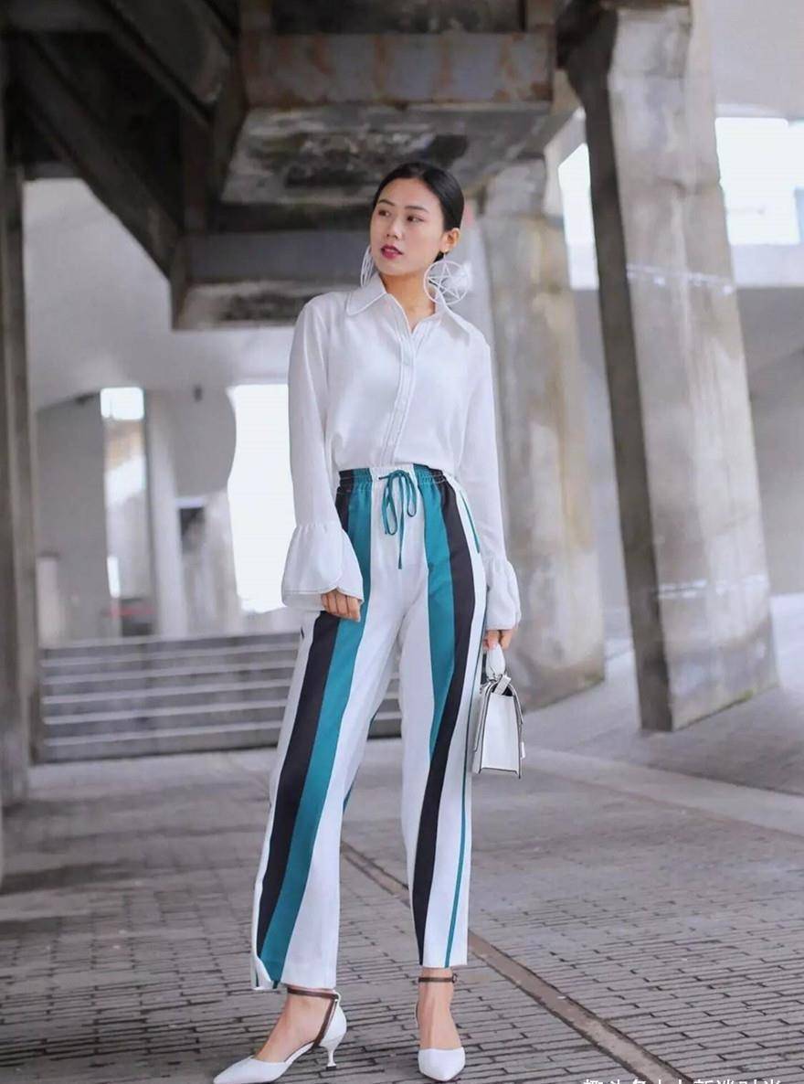 张蓝心走红毯气势十足,穿开叉抹胸装不嫌冷,身高175就是自信_身材