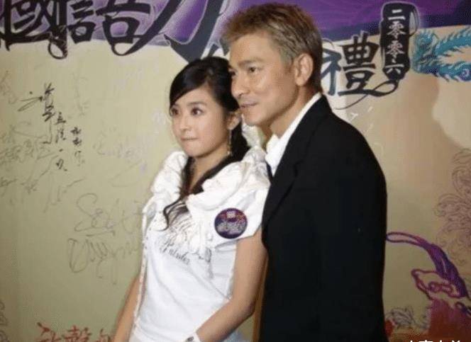"甜美鼻祖"张含韵:15岁爆红却深陷不雅照,后得干爹刘德华相助_赵丽颖