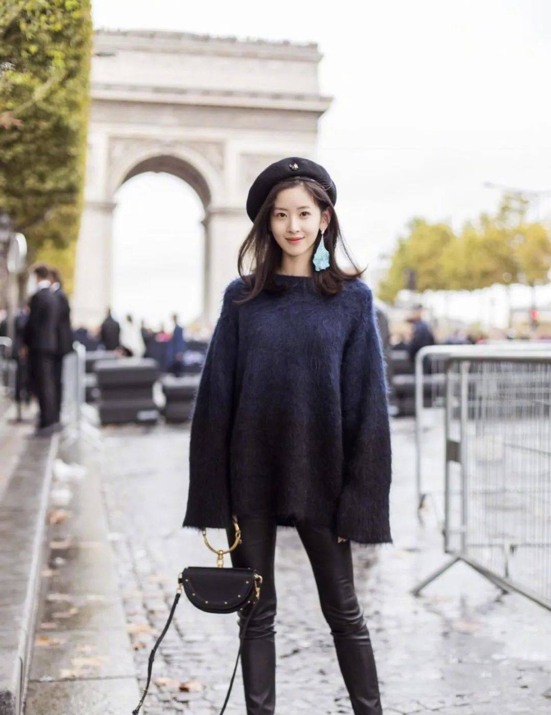 章泽天又带火了"上松下紧"穿法:毛衣 小黑裤,时髦洋气又减龄_时尚
