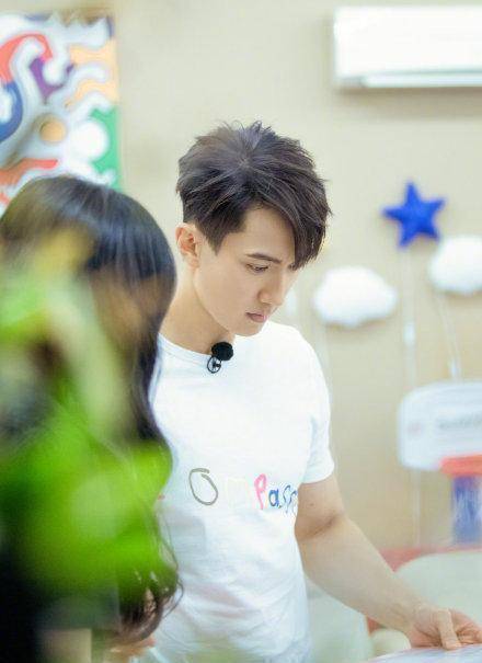 在第五季第八期,吴尊老婆首次现身,行为举止却十分低调,她戴着口罩让