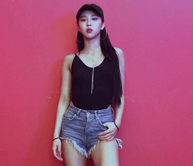 她跟泫雅走的是一个风格,真的不愧是泫雅的编舞老师啊,两个人非常的