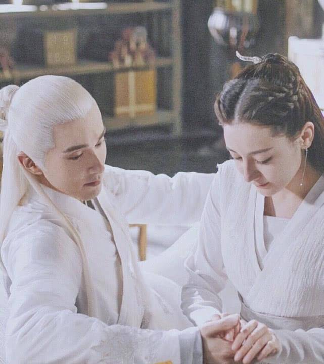 迪丽热巴挑衅粉丝,粉丝亮相逼发volg,卑微小迪上线发图求放过_帝君