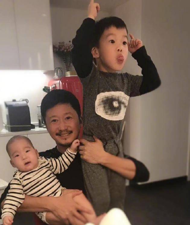 而生完二胎的吴京的资产也达到了上亿,看得出吴京很爱自己的家人们