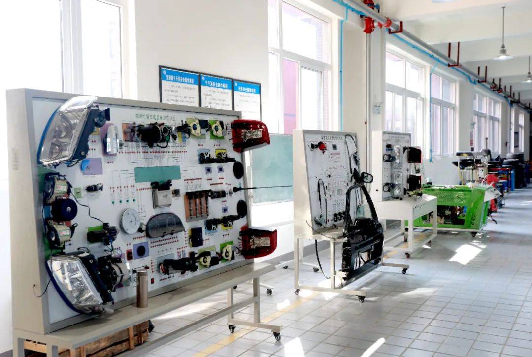 新能源汽车技术专业目前有汽车商务理实一体化教室,汽车行驶,转向系统