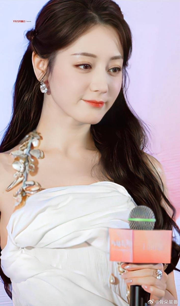 迪丽热巴穿花朵吊带白长裙 微笑甜美仪态超好_活动_时尚_网友