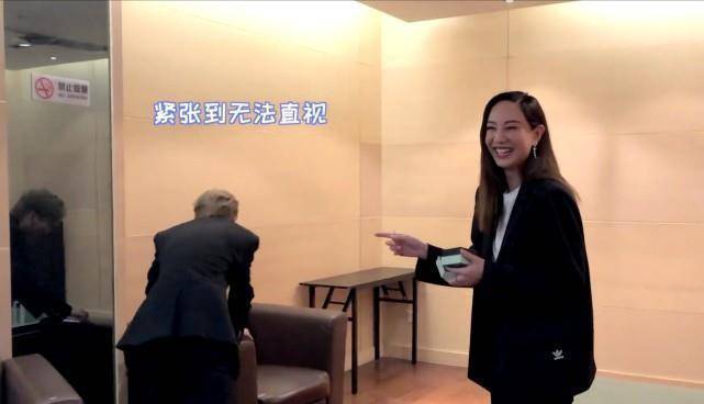 郑希怡刘雨昕终于见面,霸气姐姐追起星来也紧张,准备小礼物超用心