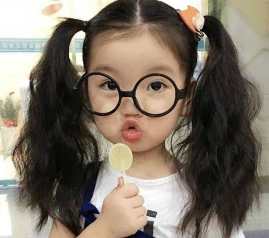 还记得"童星"阿拉蕾吗?如今8岁像4岁,背着大书包的样子很心酸!