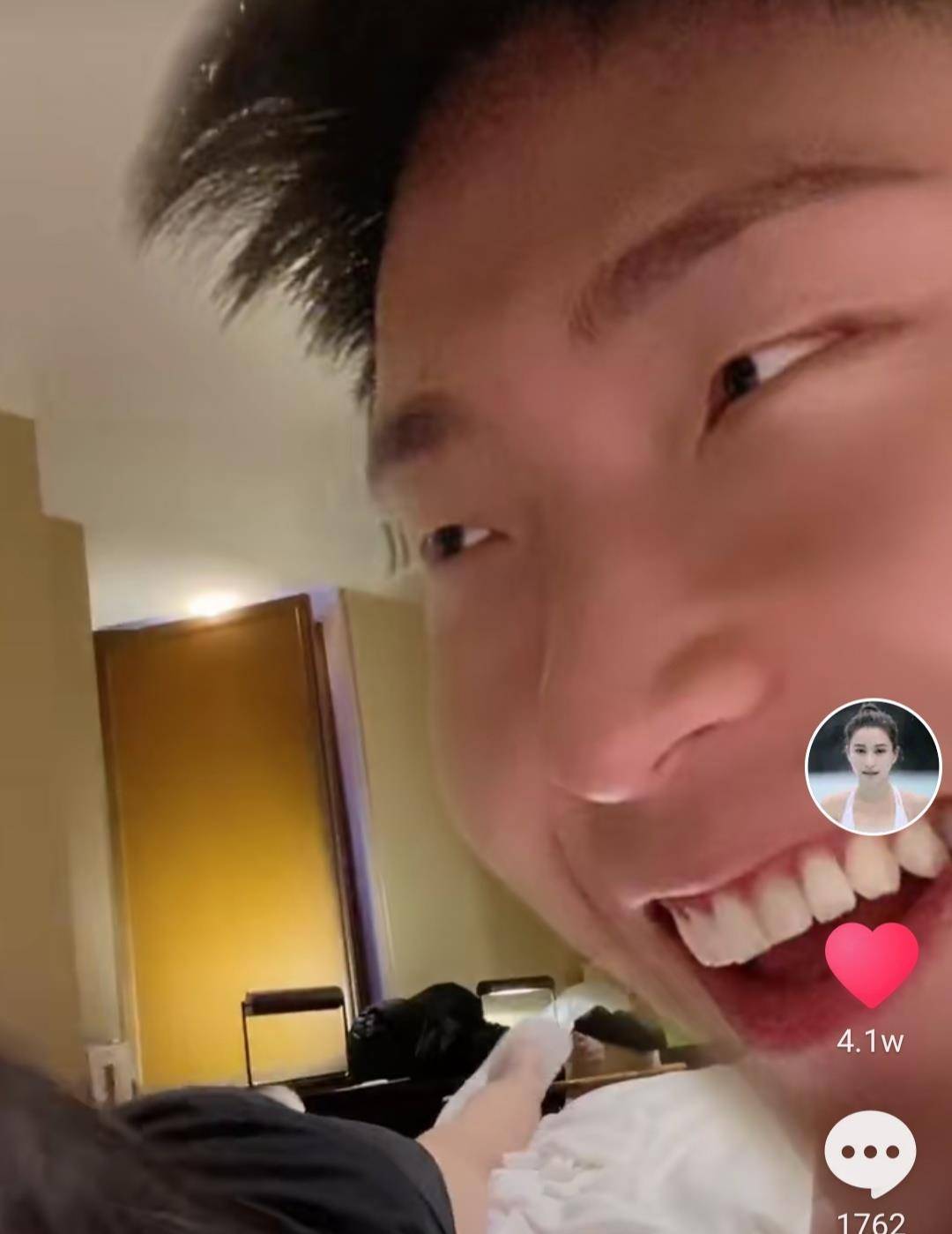 何超莲连发两条微博,难掩对窦骁的爱慕,无意公开男友昵称,窦骁看后想