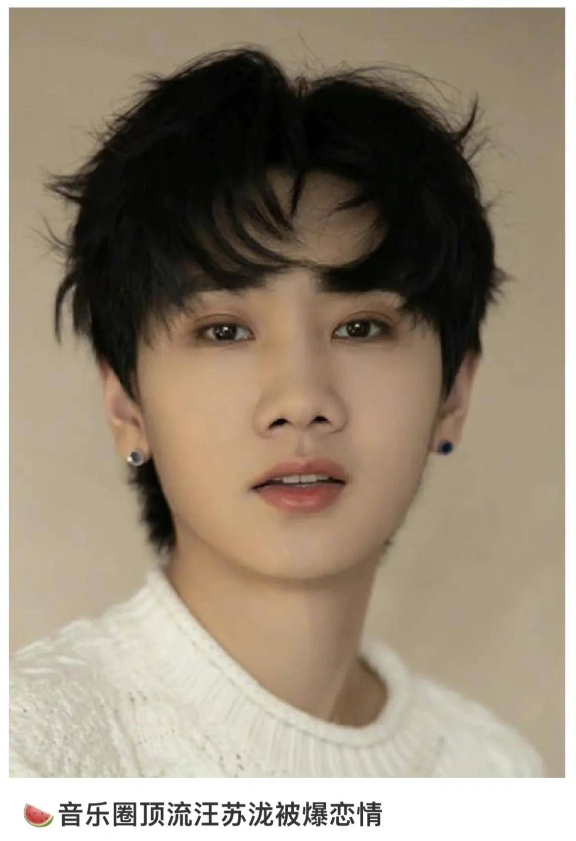 从狗仔爆料的视频来看,汪苏泷和女友一同逛街,期间还帮女友拎着鞋子