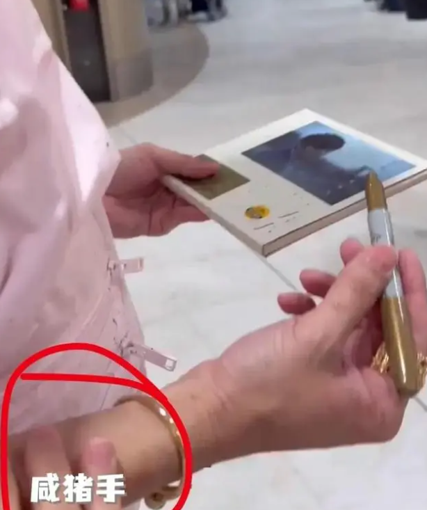 林俊杰现身机场被摸手,2w粉马甲被泼墨,私生饭行为不可取_偶像_网友_