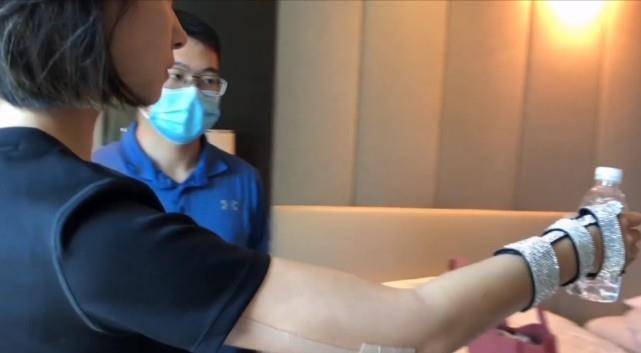 万茜骨折恢复速度快被称"医学奇迹",撕开遮挡物后长伤疤触目惊心_受伤