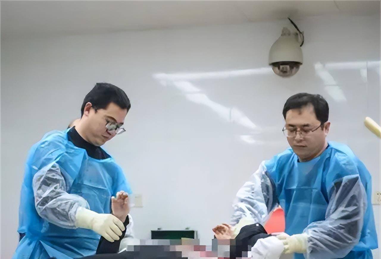 法医"尴尬"的私下生活:受人尊敬,但是找不到对象_工作_解剖_人们