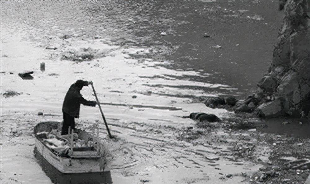 揭秘长江捞尸人生活:捞一人可赚1.