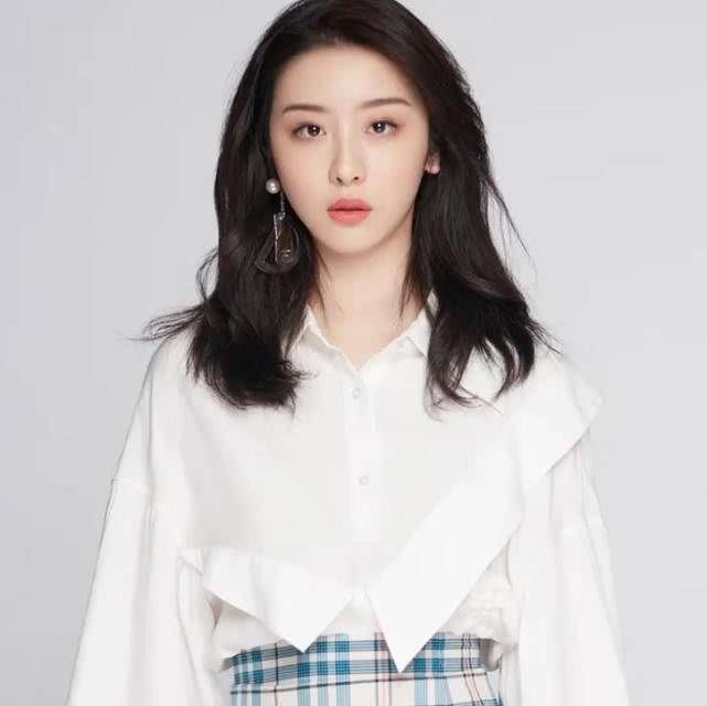 《青你2》不止虞书欣是最讨喜的,有谁注意过赵小棠的微博简介,认真的?