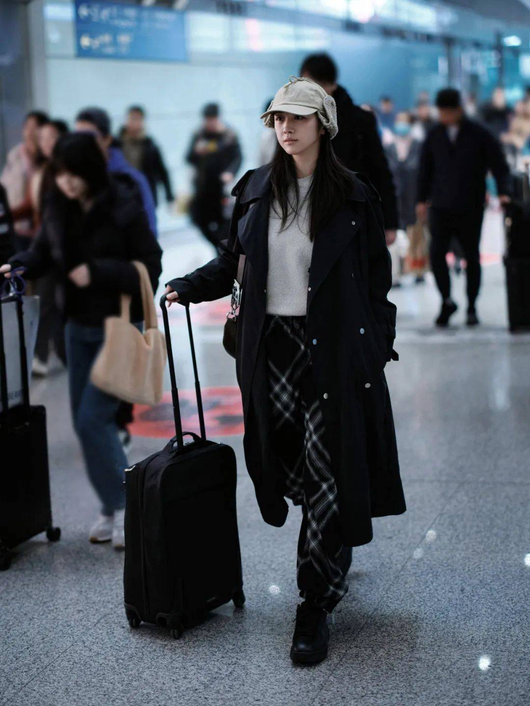 王菲机场背火longchamp包,"松弛感"拉满!