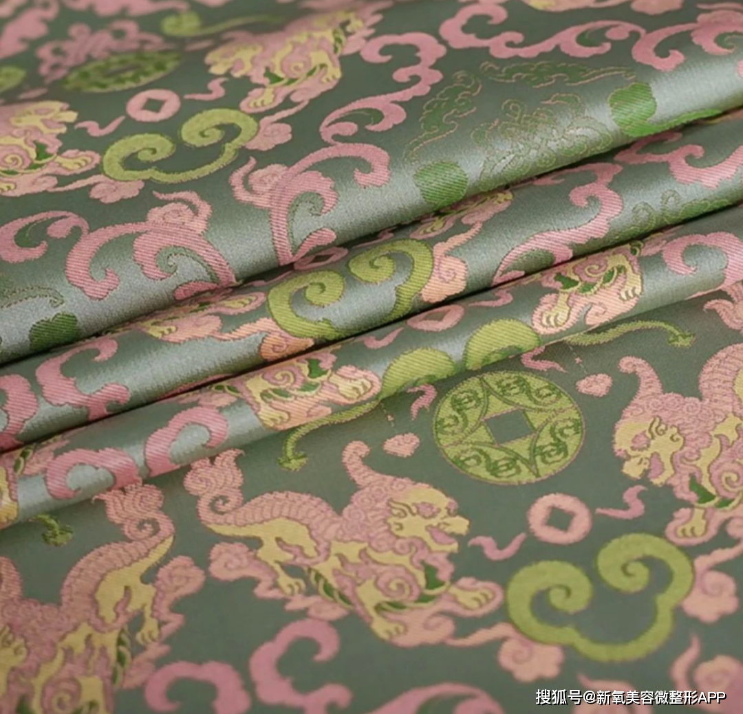 杨幂和倪妮也没想到,会在这件事上成为竞对吧_奢侈品_花纹_布料