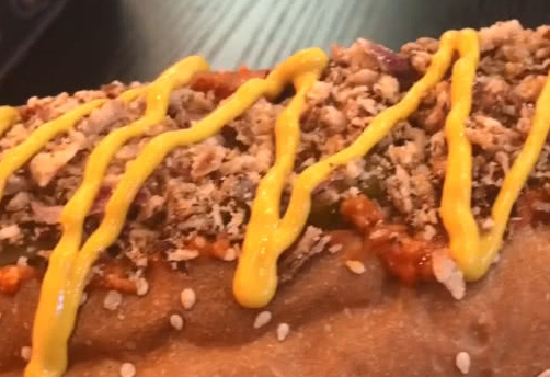 北京三里屯西式快餐店,四十八块钱一个的巨型热狗,胳膊那么长_侵权