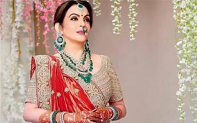 印度商界第一夫人:22岁嫁入豪门,被夫宠爱35年,鼻环上挂满钻石_妮塔