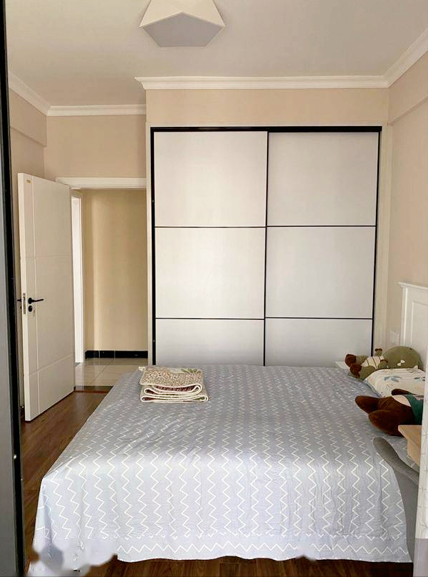 原创被网友取笑的出租房装修不吊顶只走石膏线效果竟然还不错