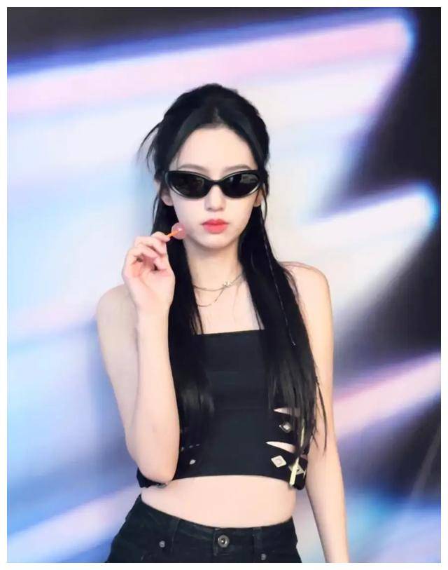 紧身抹胸小吊带帅气伶俐,护目镜美照酷飒惊艳._电影_演技_实力