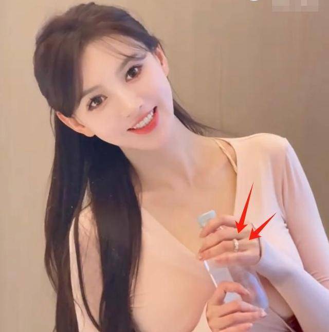 杨颖处境落寞,倪妮杨幂主动避嫌,只有亲生儿子不离不弃_生日_送祝福