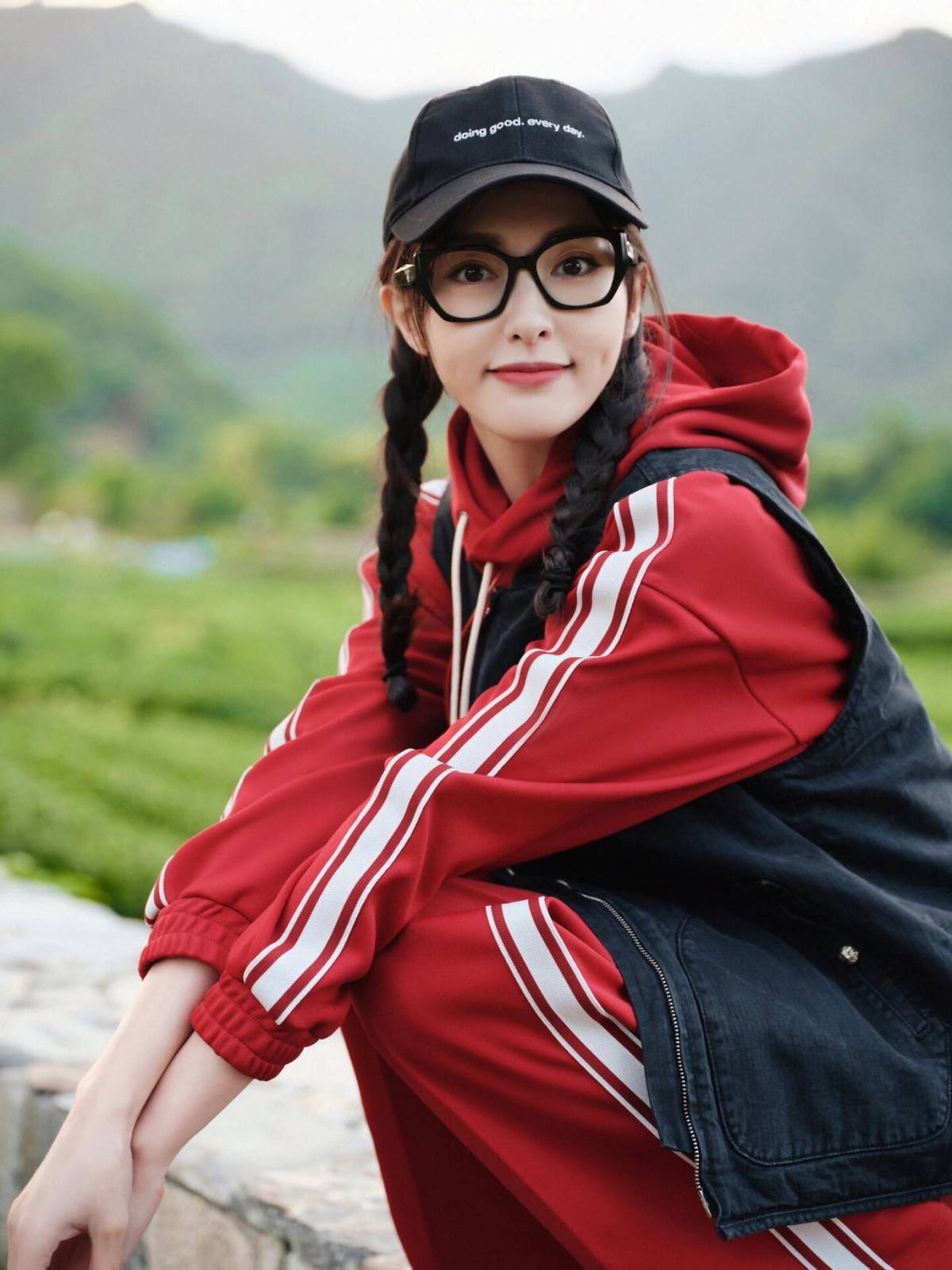 "唐嫣"带火了一种户外穿搭:卫衣 运动裤 马甲,时髦洋气又减龄_造型