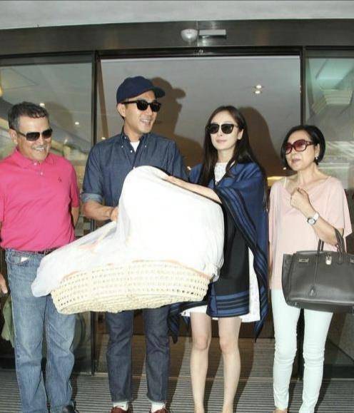 杨幂现身街头被拍,胳膊上的手链抢镜,是小糯米的吗?_照片_刘恺威_孩子