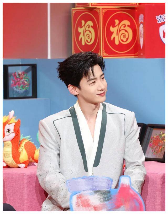 2015年7月,主演青春励志剧《旋风少女》;10月,其参加的自然旅游纪实