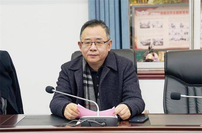 会上,首先由王银峰宣读了《关于给予龚世海等12名教职工困难补助的