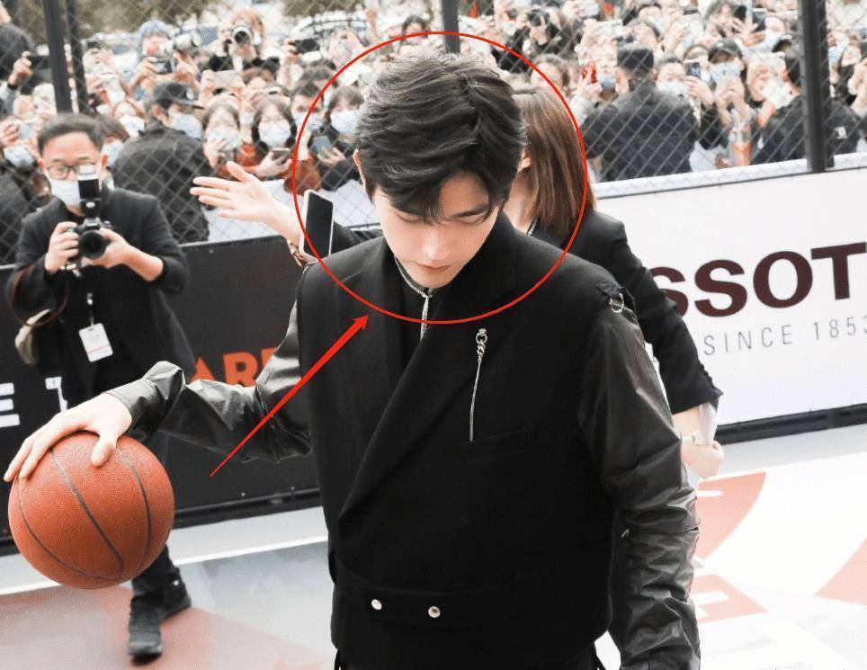 而且这次现身活动的时候,陈飞宇一身黑色西装马甲,里面一身黑色皮衣