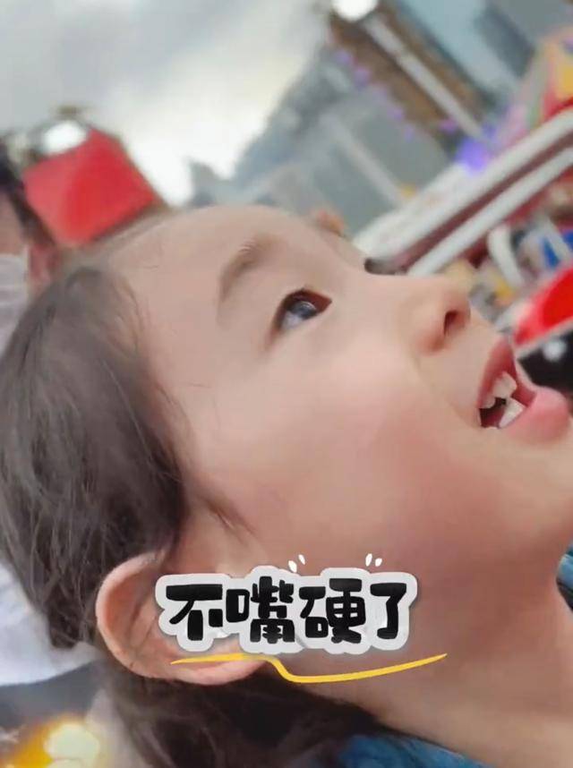 应采儿和陈小春婚后生下两个儿子,大儿子jasper10岁,二儿子hoho3岁多