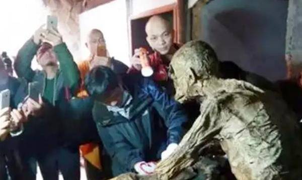 河南千年古刹发现神秘地宫,打开一看,一位高僧在此枯