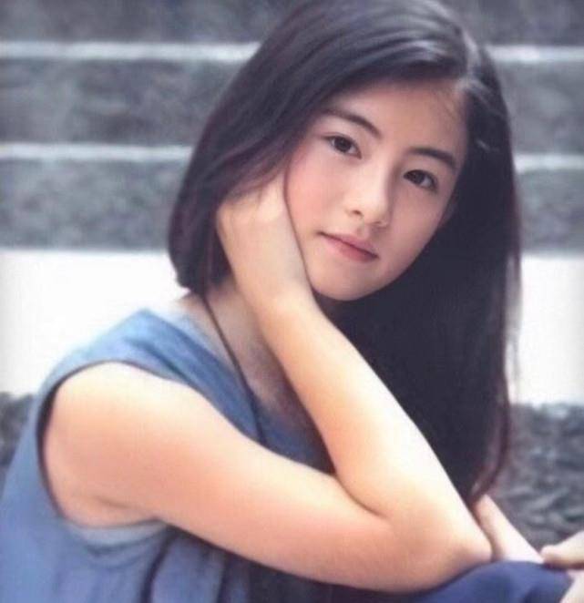 宋祖儿梳小辫儿再现哪吒式俏皮,嘟嘟嘴卖萌越来越像小