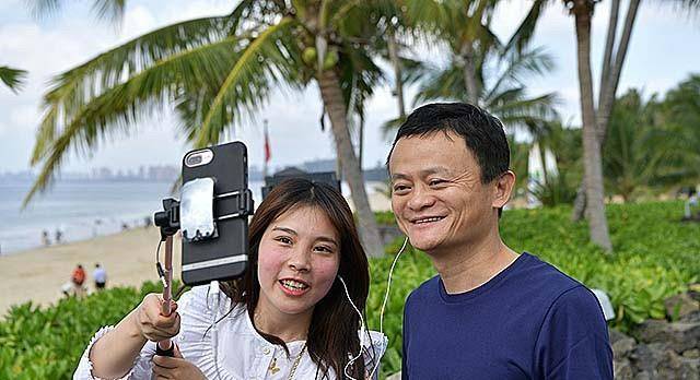 乡村女教师直播带大山孩子看海,马云突然出现,拉着她走向沙滩_明镜_彭