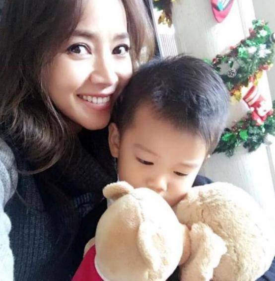 侯佩岑的公公,黄柏俊的父亲黄进春被媒体爆料经常在澳门的赌场里进行