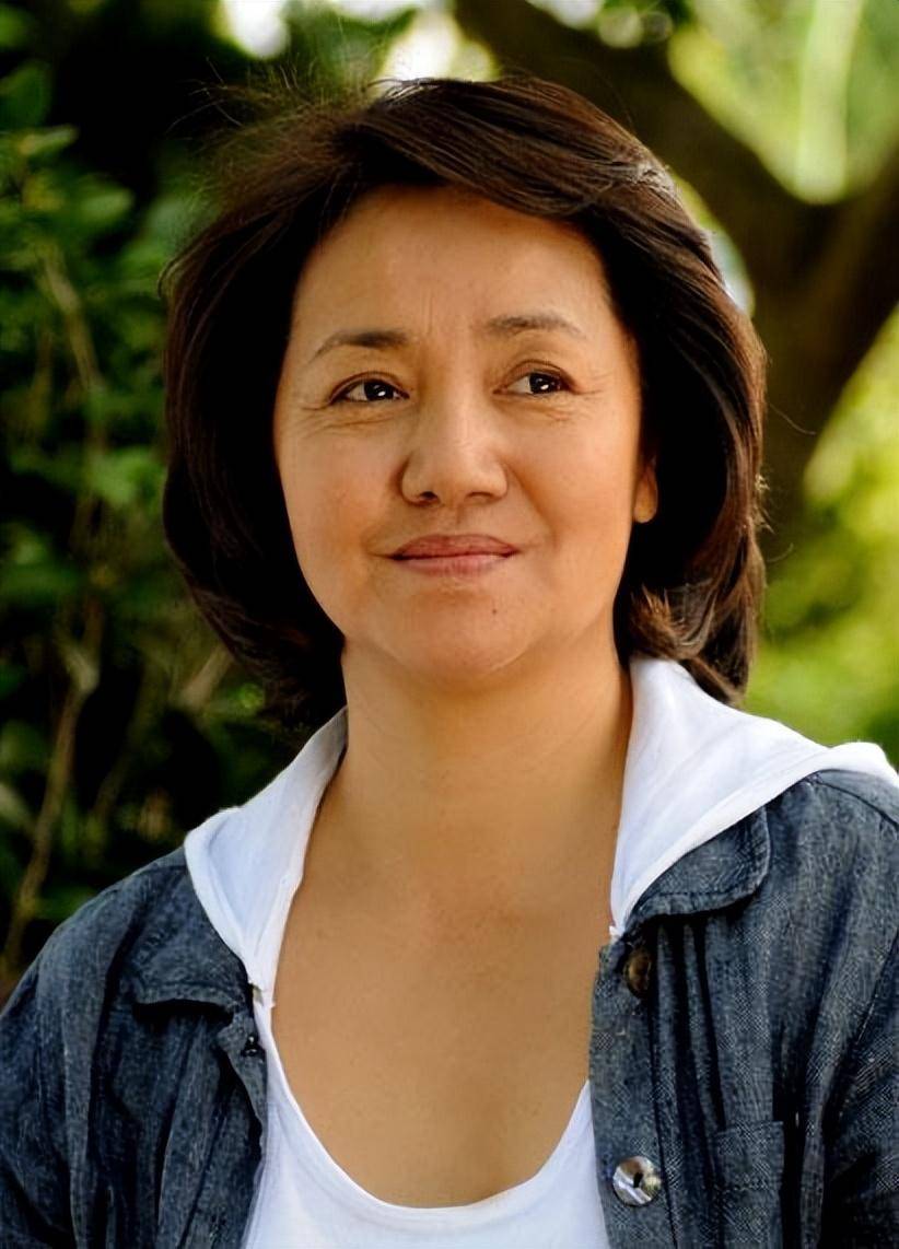 演员李野萍:不跟亲弟弟李幼斌共同努力,成名后给父亲娶老婆_家庭_演艺