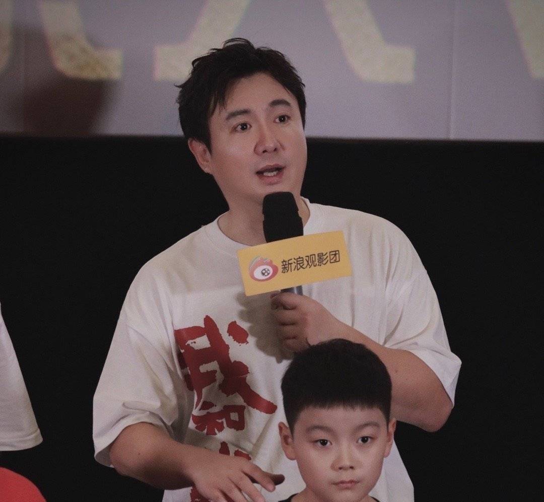 沈腾父母的年纪大约是二十七八的年龄,穿着都是那个年代颇具特色的工